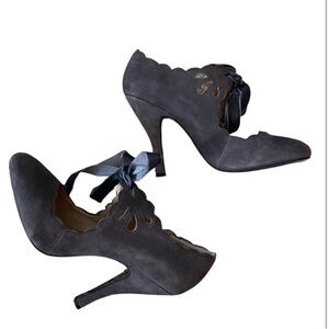 Mojo Moxy suede gray leather heel shoes women’s size 9M with ribbon tie